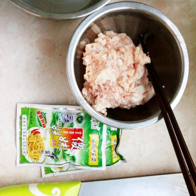 肉剁成馅儿，榨菜备用