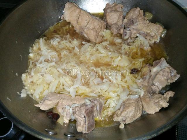 加酸菜，炖十分钟