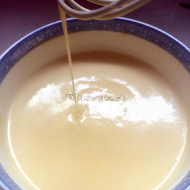 面粉，牛奶，鸡蛋，蛋黄，20g糖混合均匀
不要太稠，像图上这样稀稠，勺子提起来这个样子