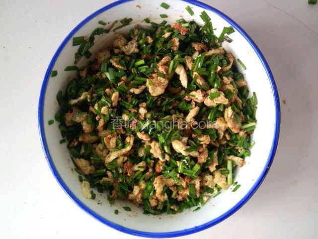 把鸡蛋，酱油，盐，葱花油，十三香，花椒粉，香油等加入搅拌均匀！
