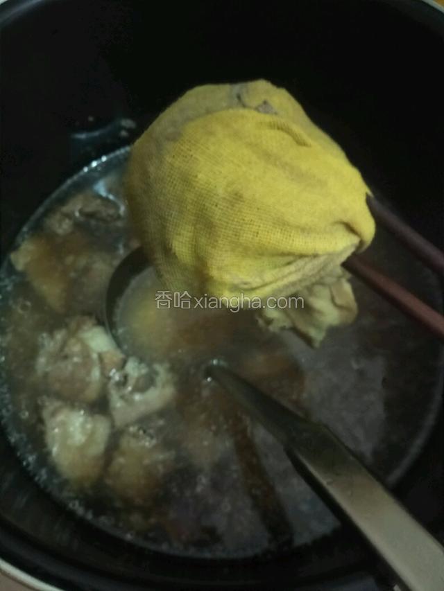 放入压力锅，按下煲汤键30-40分钟。如果有时间用砂锅煲一个半小时左右更好。汤煲好把包住的夏枯草丢弃，调入适量盐即可开喝。