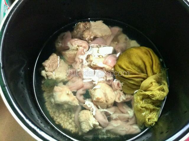 排骨洗净冷水下锅煮一两分钟去血水，再捞出来冲洗干净，薏仁、夏枯草洗净，夏枯草要用隔沙布包住，全部食材放锅里