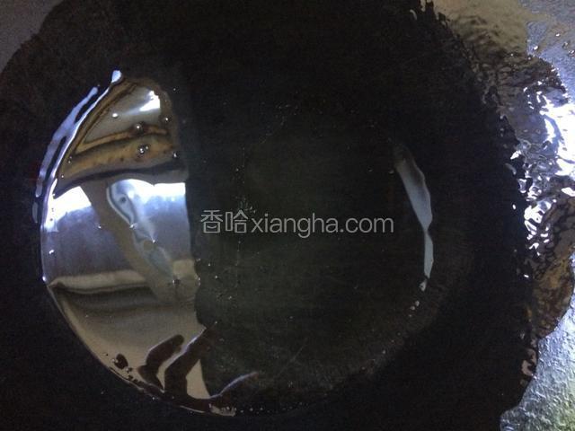 将锅洗净烧干，倒入适量的食用油烧热