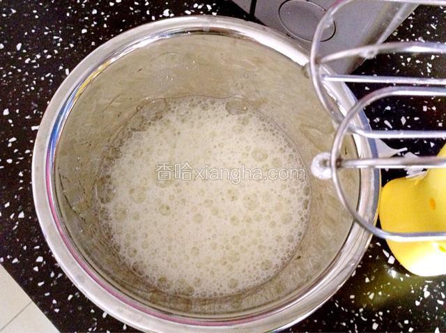 用打蛋器打出鱼眼泡状。