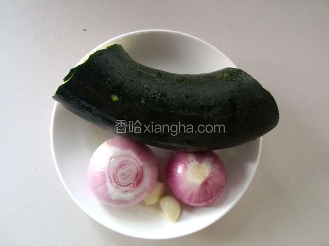 准备所有食材，洋葱头有点小所以用了两个！