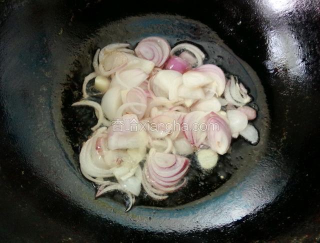 锅里加适量油烧至八成热放入葱蒜爆香！