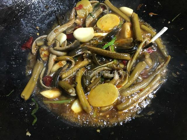 倒入适量料酒，生抽煸炒；