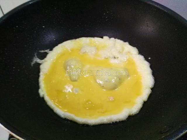 热锅倒油，把鸡蛋炒制成块状盛出备用。
