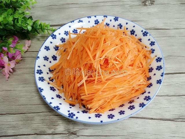 切完所有胡萝卜装盘备用。