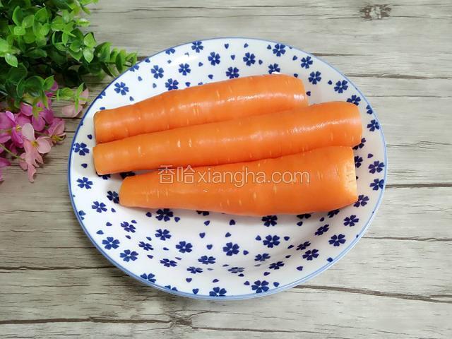 将胡萝卜冲洗干净浸泡10分钟捞出控干水分。