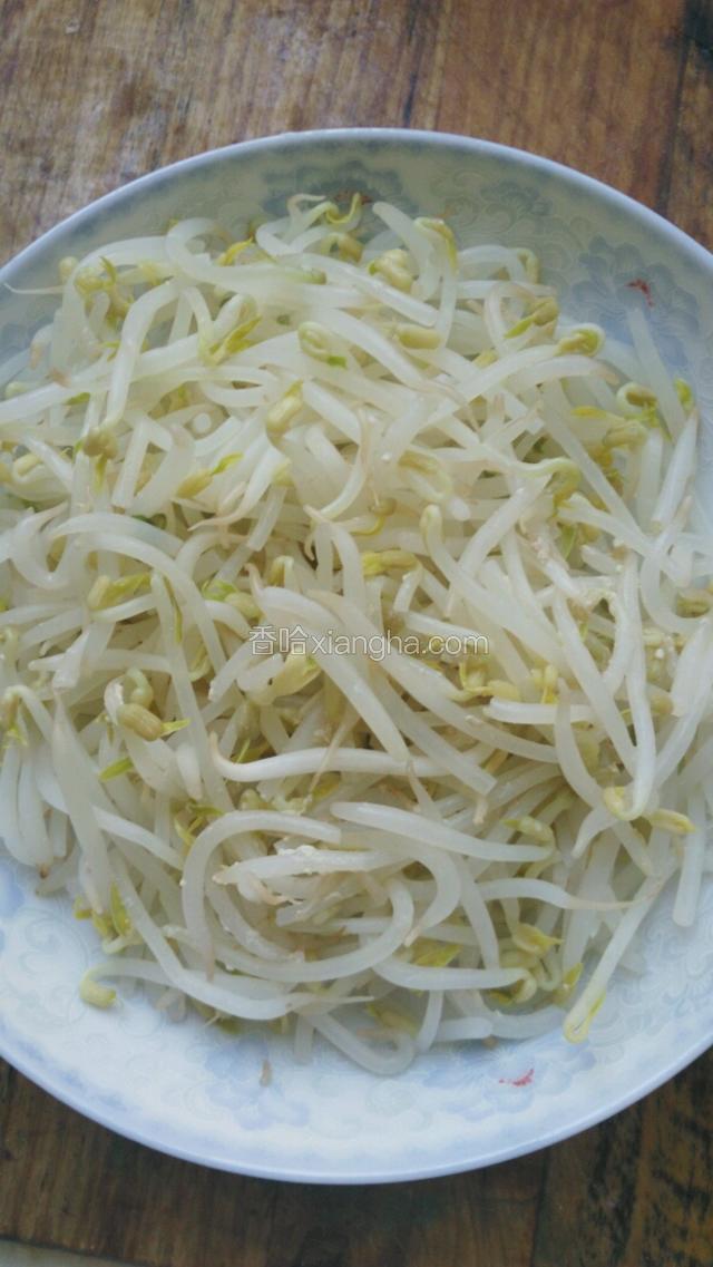 豆芽洗干净放开水淖一下，备用