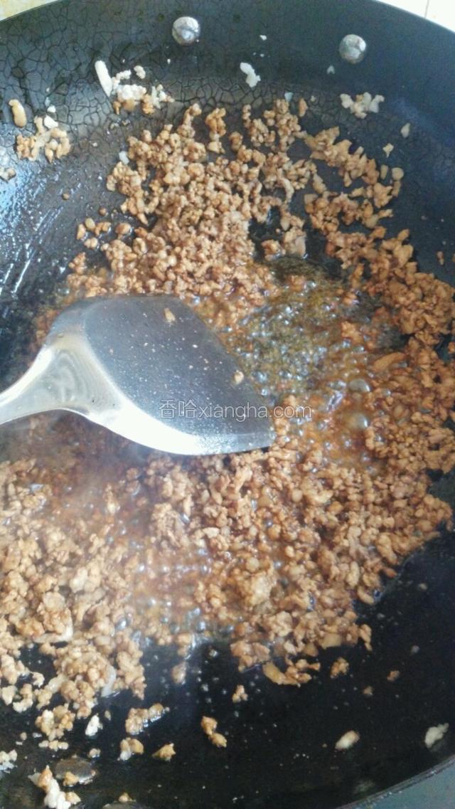 锅里放油，油热后放肉臊子翻炒，加花椒粉，老抽生抽，再加少许豆瓣酱提味！