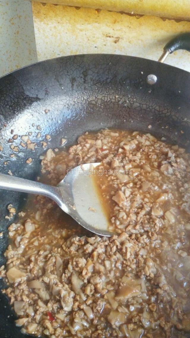放入平菇翻炒，加盐，在加少量水煮一下，让肉和蘑菇的味道融合在一起！味道煮透后加适量淀粉水勾芡，淀粉不宜太多，臊子汤有一定的粘稠度就行。