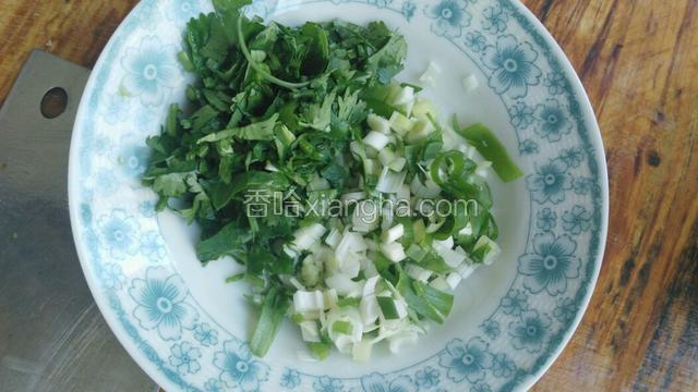 葱花香菜切好备用