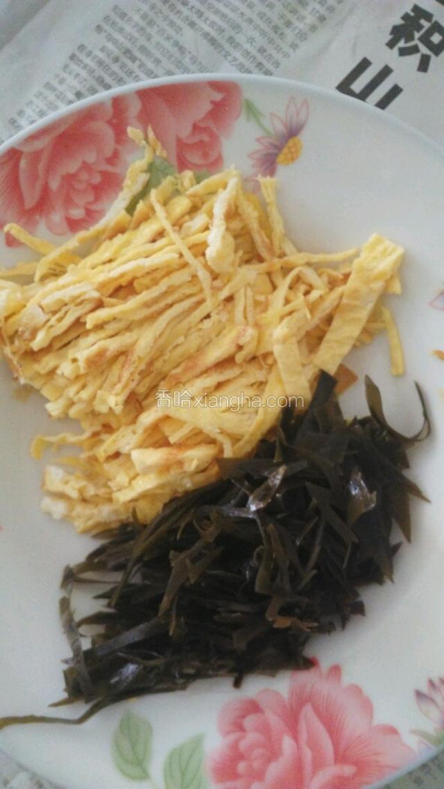 海带用开水泡软，切丝备用