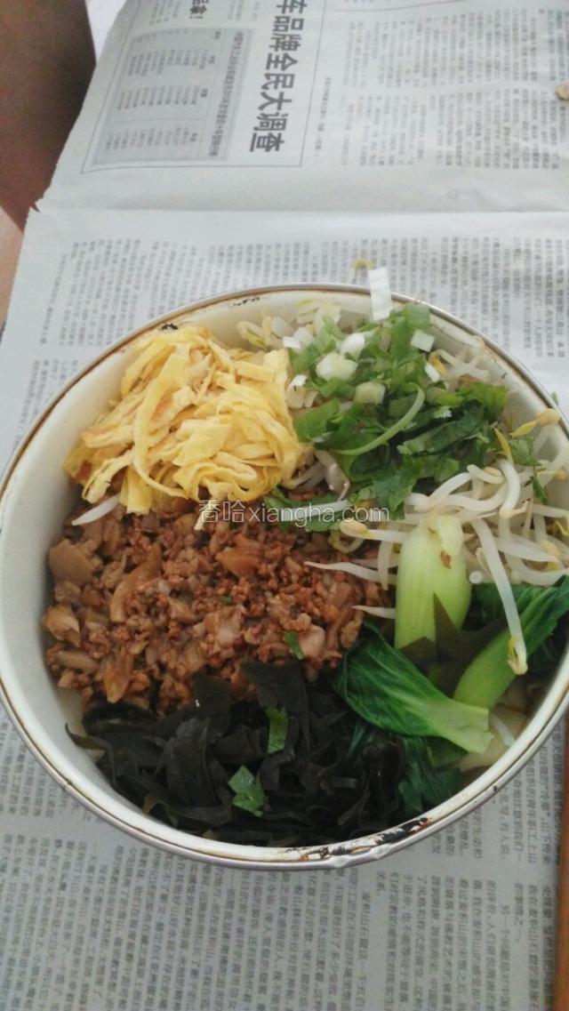 捞面加炒好的臊子，放入备好的豆芽、海带、鸡蛋饼、葱花香菜，色香味美的豪华臊子面就可以食用喽！