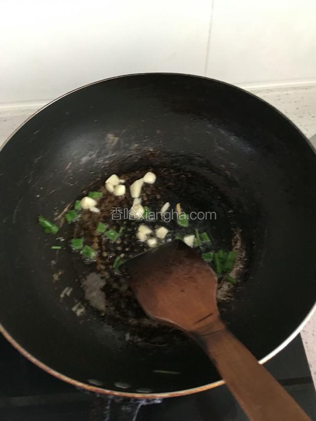 油烧热，放入香葱和蒜，有葱蒜的香味即可