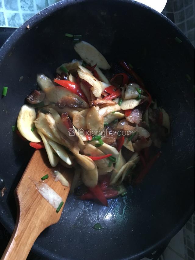 加适量的水焖下，撒上葱花，汤汁收干即可