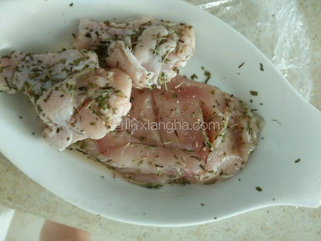 将鸡胸肉，和鸡腿，或者鸡翅中间用刀划几口用百里香，欧芹，迷迭香，黑胡椒末或者其他自己喜欢的西餐调料抹匀，可以头天腌上放冰箱，会更入味