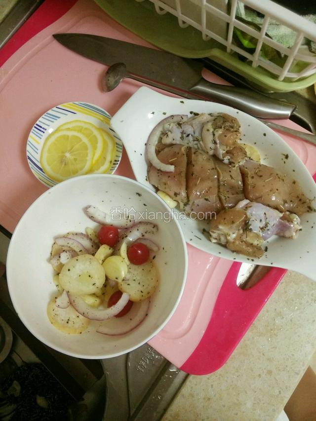 要烤前一二十分钟给鸡胸和鸡腿抹上一小把海演，给它们按摩几分钟，把这些香料和盐，的味道揉进去，其他配菜准备好，撒上现磨黑胡椒末，少量盐（不要放多啊，太咸这美味就悔了），少量橄榄油拌匀（我用了鸡腿菇，洋葱，小番茄，大蒜粒），柠檬切薄片（我切了三片，多了会太酸）