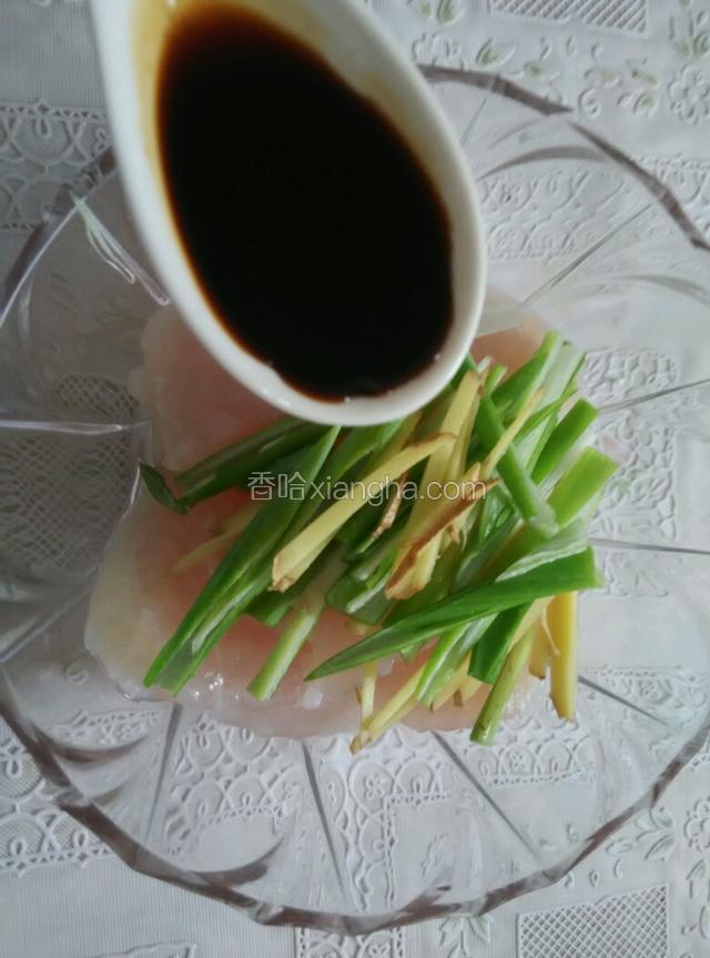 放适量盐和生抽，以及少量料酒