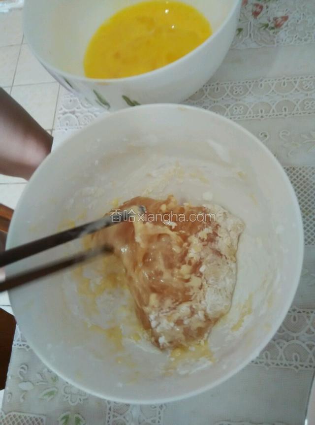 准备好一个鸡蛋和少量淀粉，把鱼先在蛋液里滚一下，然后在淀粉里蘸满