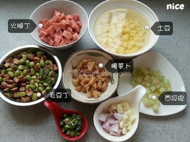 各种材料切丁 土豆丁泡水去淀粉我这毛豆香干是剩菜 所以是熟的
西瓜皮削皮去瓤 切小丁 撒少许盐腌一下
