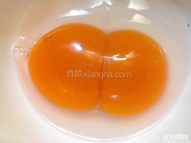 大碗内打入3个土鸡蛋，倒入3小碗清水，加少许盐，打匀即可