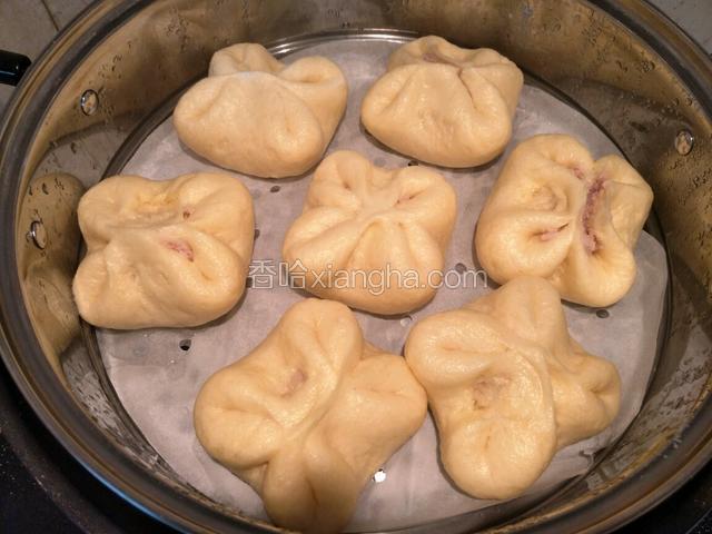 醒发好之后，面团会比原来略膨胀一些，用冷水下去蒸就可以，开旺火蒸10分钟左右。
基本上整个窝窝头发起来，有香味传出来，再过个2，3分钟就可以关火，闷个1分钟就把蒸笼拿出来，不要一直放在锅上，免得蒸汽把底部给浸湿了。