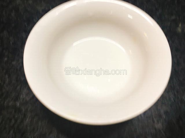 焖煮期间，小碗内倒入淀粉和水，准备勾芡。