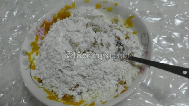 加入糯米粉和面粉，2:1的比例，糯米粉2面粉1.揉搓成不粘手的面团