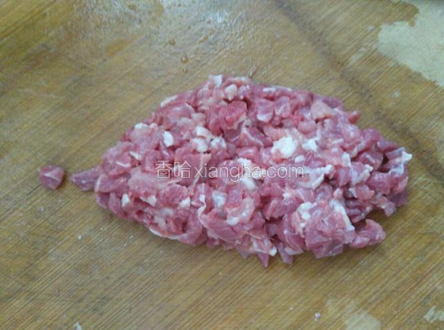 猪前腿肉切小丁。