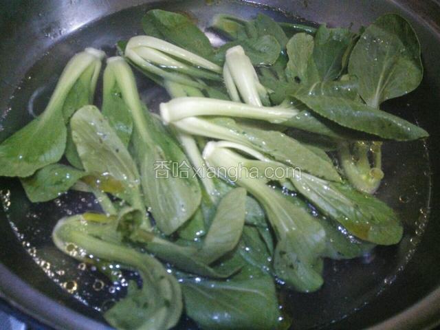 放入青菜入锅绰水至熟，捞出来备用
