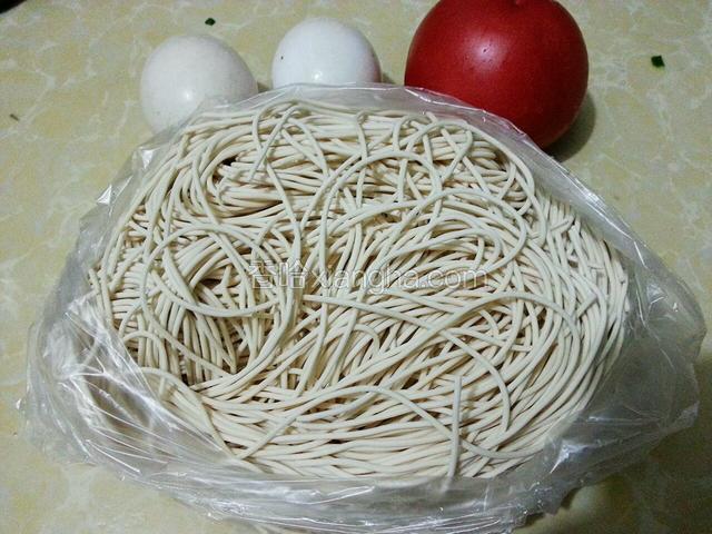 准备好面条，西红柿和鸭蛋（面条是四人份的，结果料不够）