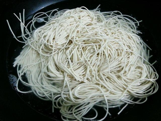 水烧开后放入面条，用筷子搅拌，防止粘住