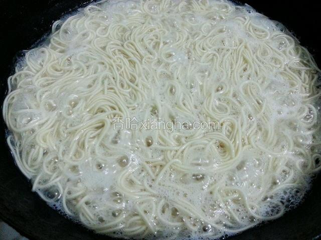 水再次翻腾片刻，关火