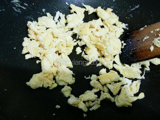 待蛋液凝固，用铲子用成一小块一小块，盛出