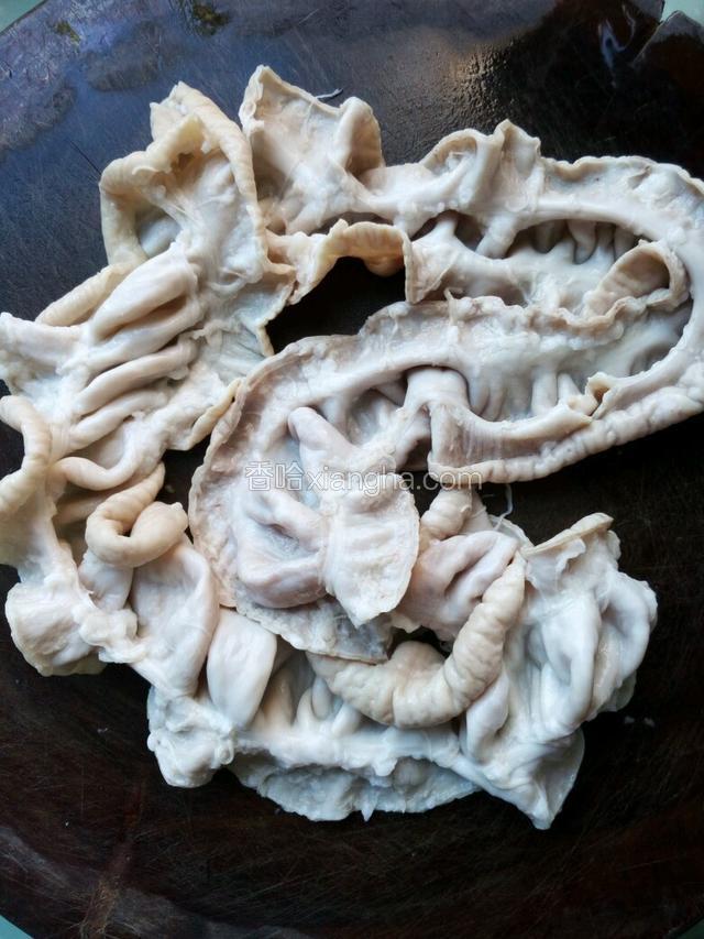 再耐心的撕去上面残留的白色肥油，像这样就好了。