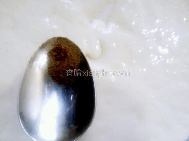 再加胡椒粉两克，然后搅均匀，醒五分钟