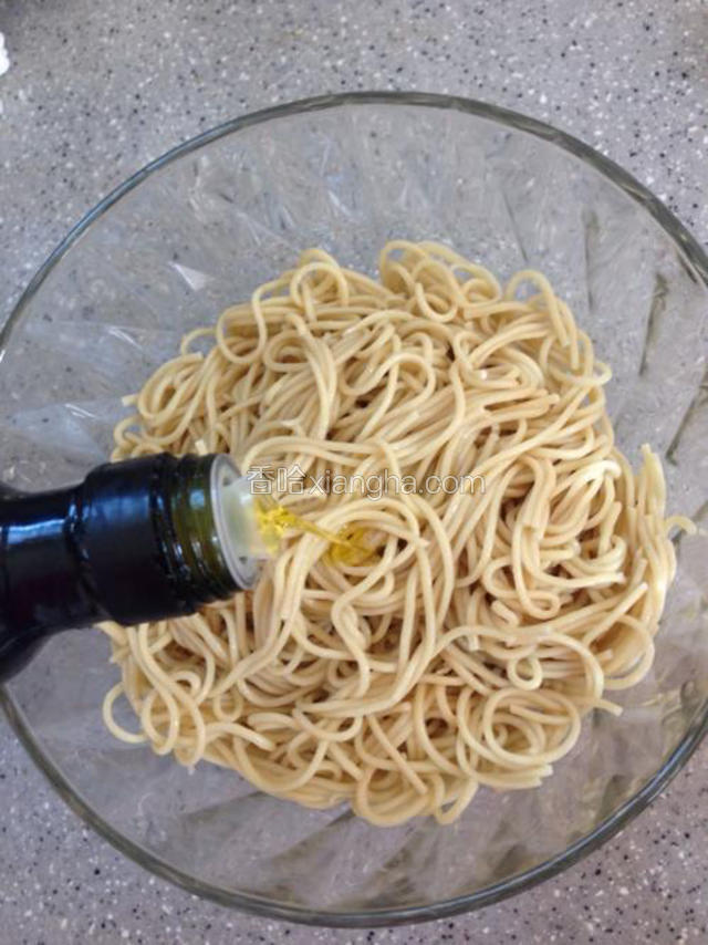 煮好后沥干用流动水冲洗冷却，沥干水份，放入大碗，加一点葡萄籽油和一点点芝麻油搅拌均匀