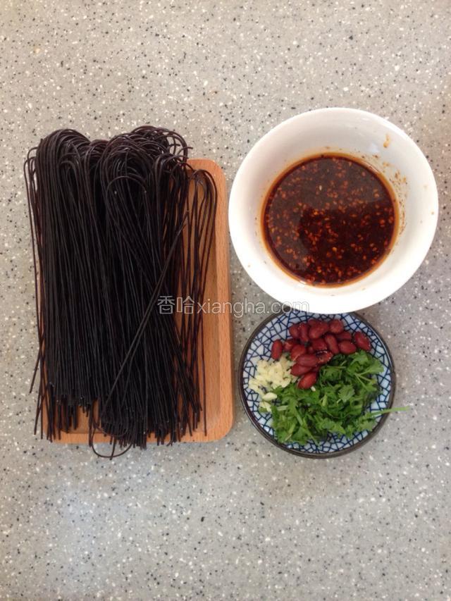 准备食材。生抽、陈醋、盐、蒜末和辣椒油混合调成酱汁