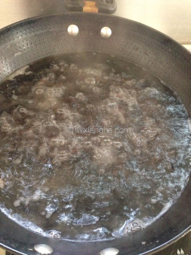蕨根粉放入温水中泡软，锅中倒入适量的清水烧开，放入蕨根粉煮熟