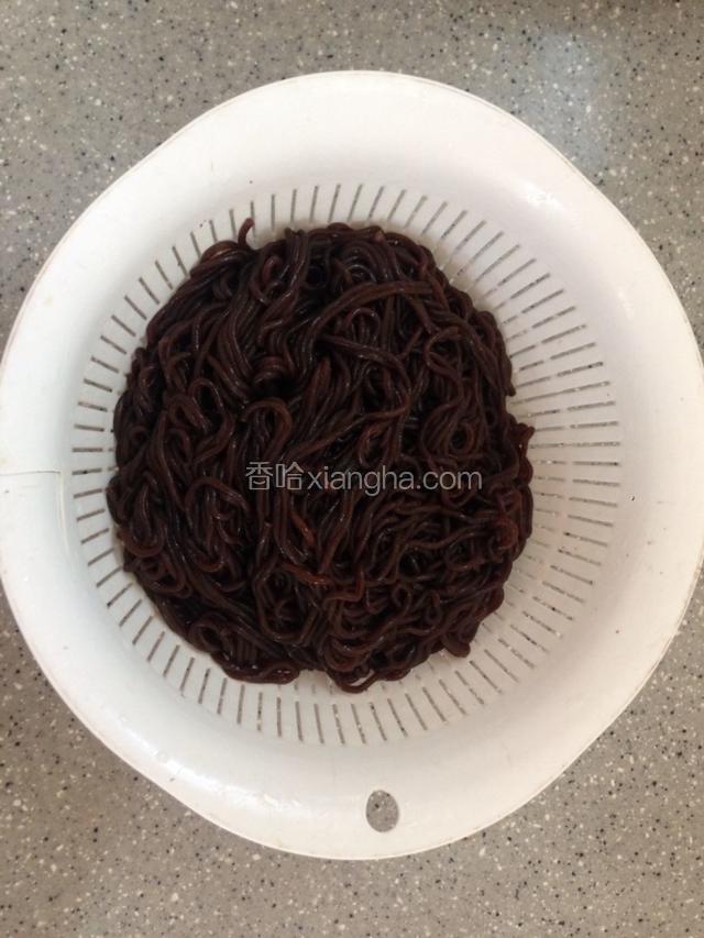 沥干水份放入凉水中过凉备用