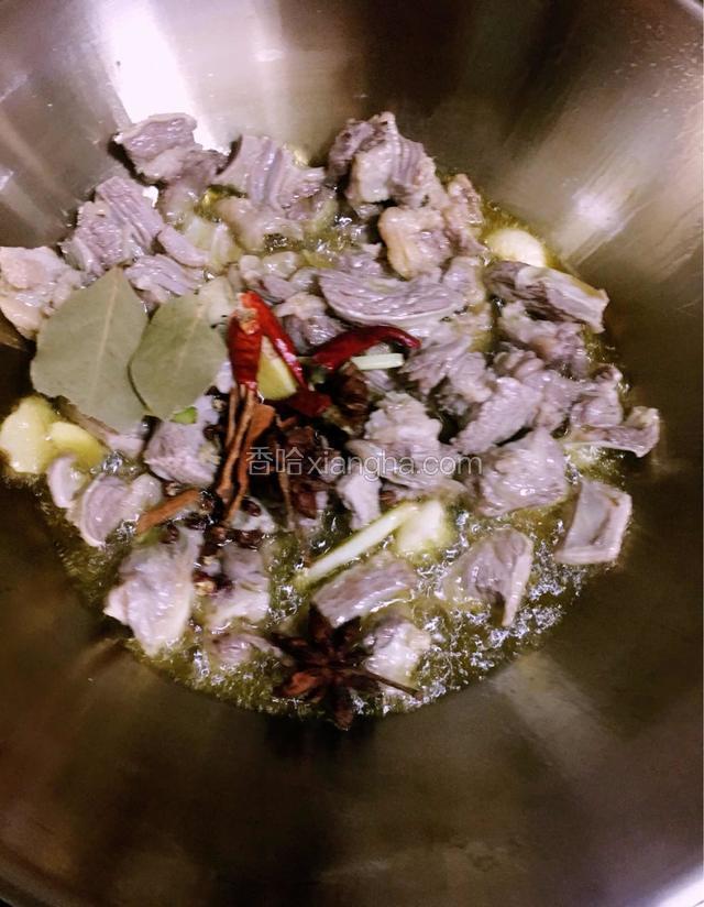 加入大料花椒干辣椒炒出香味