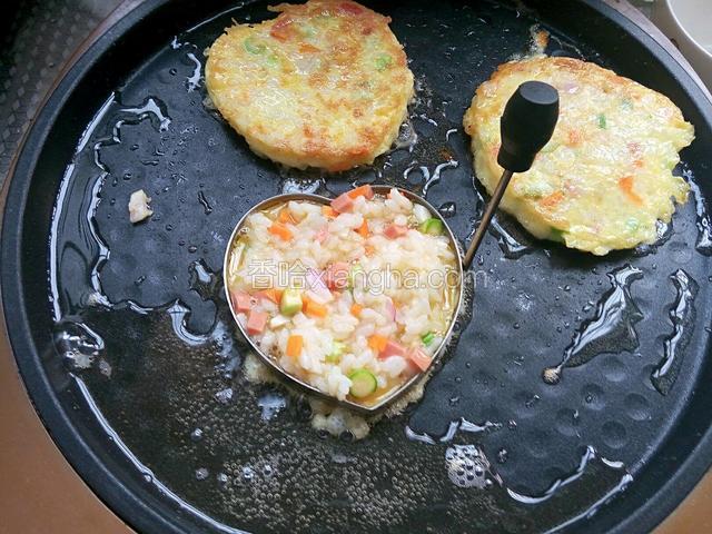 电饼铛倒适量油加了，借用模具依次做好大米蛋饼（定型后脱膜翻面，两面煎至金黄盛出）