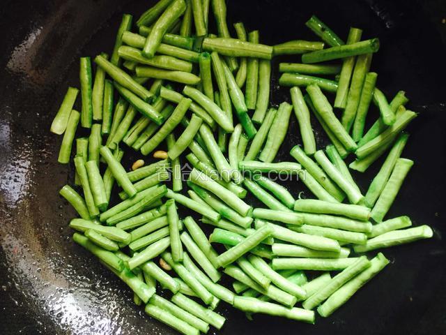 锅入少量油，长缸豆炒熟