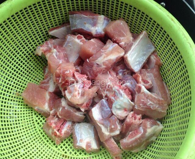新鲜的排骨，用清水冲洗干净，并沥干水份