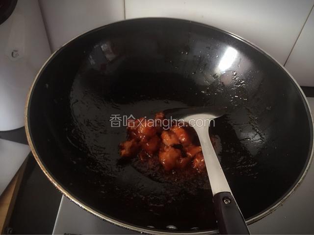 最后倒入炸好的排骨，快速炒均匀，使每一块排骨都裹上番茄沙司