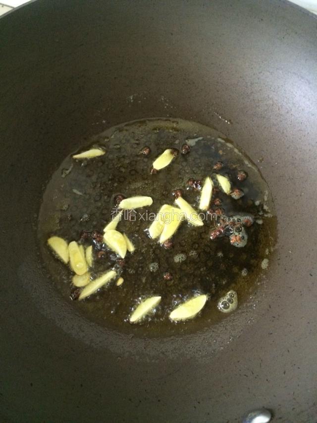 锅里放入适量油，加热，放入花椒，大蒜炒香