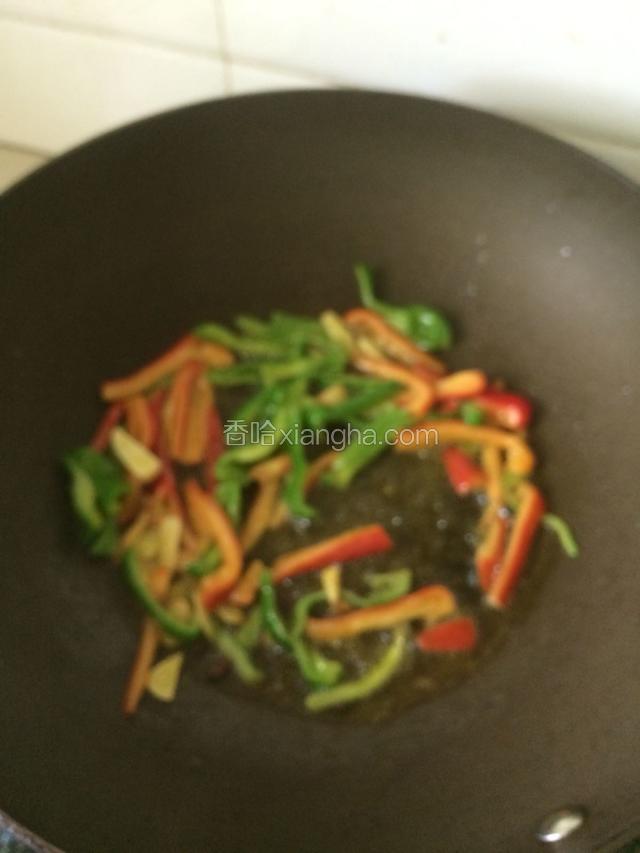 再放入青红椒，炒出香味